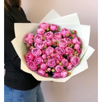 Букет из 11 кустовых роз Мисти Бабблс в фирменой упаковке