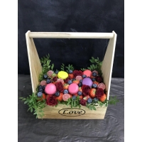 Подарочный набор в деревянном ящике макаруны, клубника, мармелад, голубика, декор, зелень