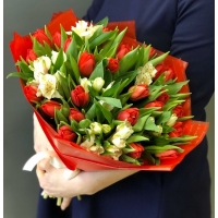Букет из красных тюльпанов с Альстромерией
