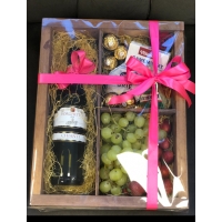Набор подарочный в ящике Вино, сыры и клубника