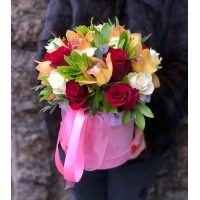 Бархатная шляпная коробка с розами и Орхидеями